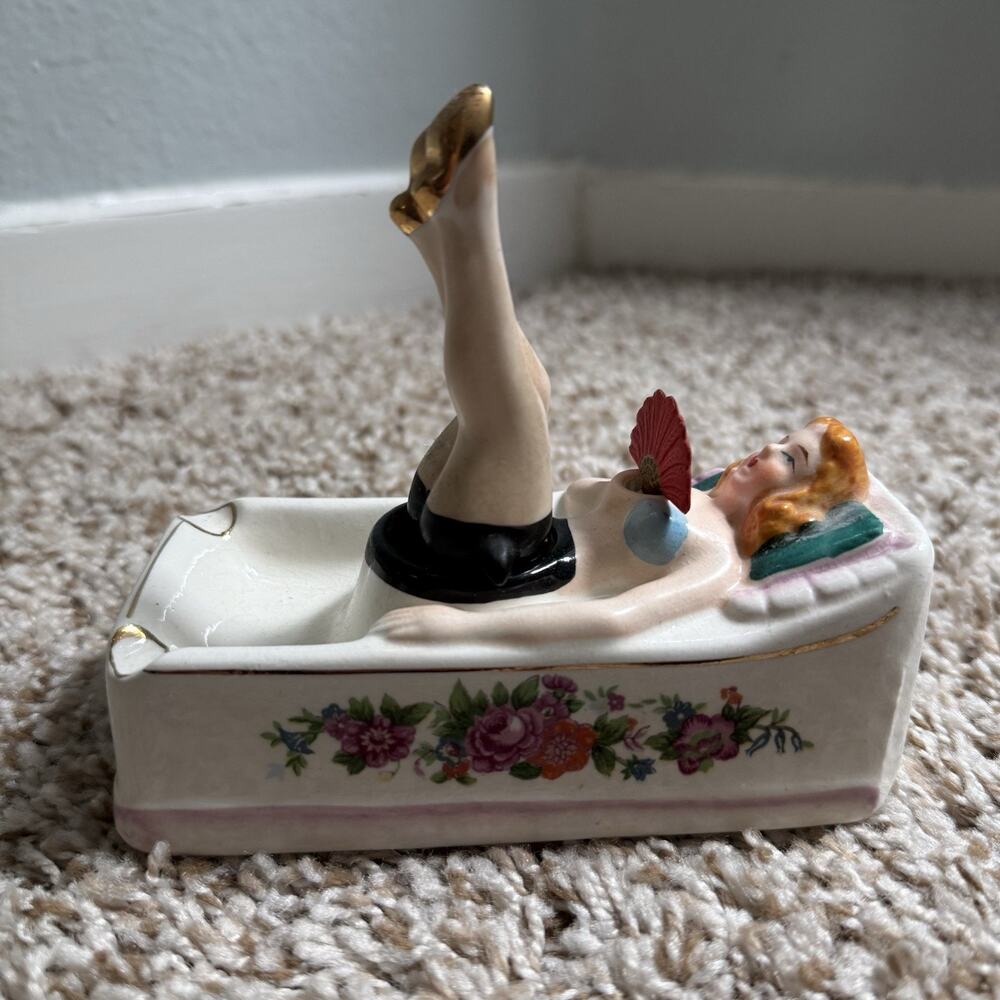 Vintage Bathing Beauty Naughty Nodder Sexy Ashtray Lady Waving Legs & Fan